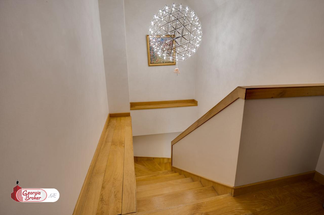 продается квартира с новым ремонтом 4-комнаты